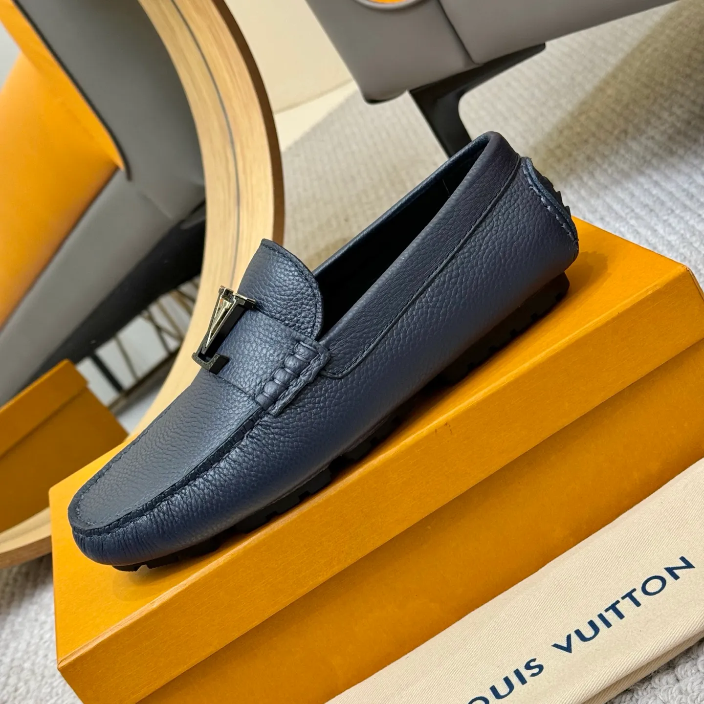 Men's men's shoes 💰420 (Yangli) LV 2⃣️0⃣️2⃣️5️⃣Spring and summer counter GLORIA series models ✈️Original factory special leather production, original last type. A classic driving slip-on casual shoe that shows an elegant style with exquisite craftsmanship details such as Monogram embossing all over the upper🌀Italian imported calfskin fabric Sheepskin foot pads➕Inside～Private mold replica sole Unique style Comfortable driving slip-on Size: 4-12 (38-46) Comes with [Counter packaging: original box, wrapping paper, card, instruction manual, shoehorn, cloth bag] No pressure to enter and leave the counter!
